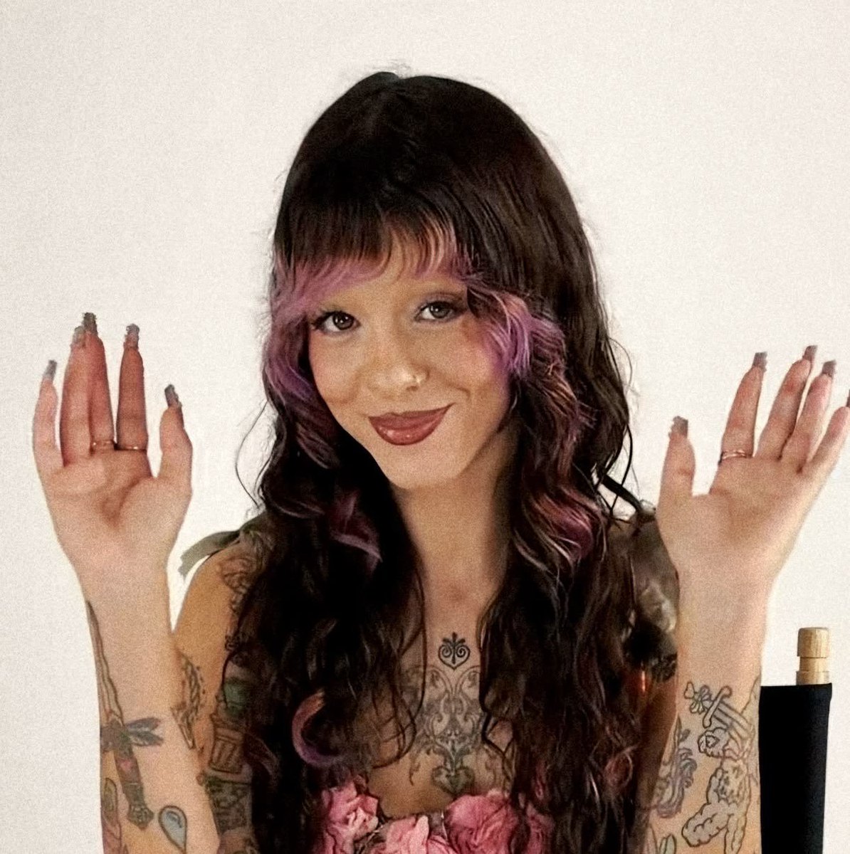 s0urlemonade_'s tweet photo. I can't believe there are people who can look at a picture of Melanie with nothing but hatred and anger because they truly believe she's the worst person alive it's so weird https://t.co/14skIHF0He