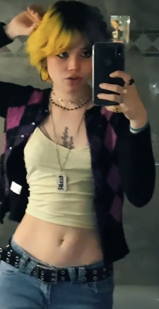 LovingLilyRenee's tweet photo. Yellow And Navy (1/2) https://t.co/ZcP3gNFe56