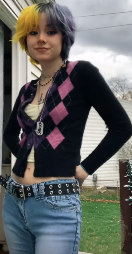 LovingLilyRenee's tweet photo. Yellow And Navy (1/2) https://t.co/ZcP3gNFe56