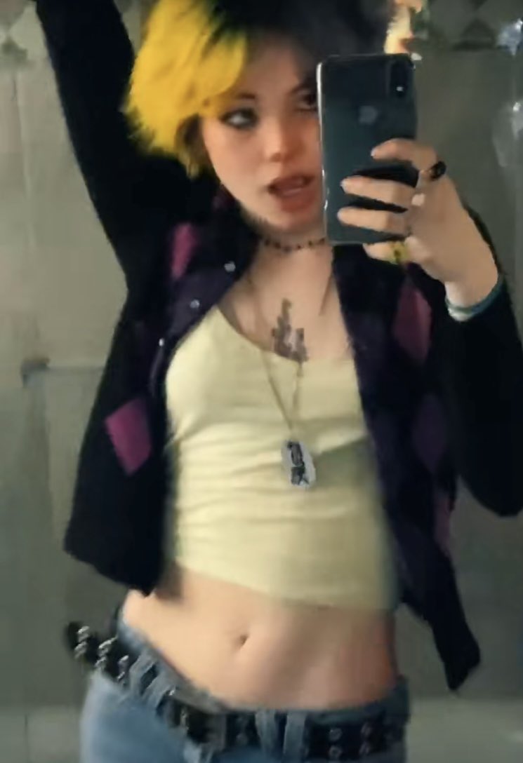 LovingLilyRenee's tweet photo. Yellow And Navy (1/2) https://t.co/ZcP3gNFe56