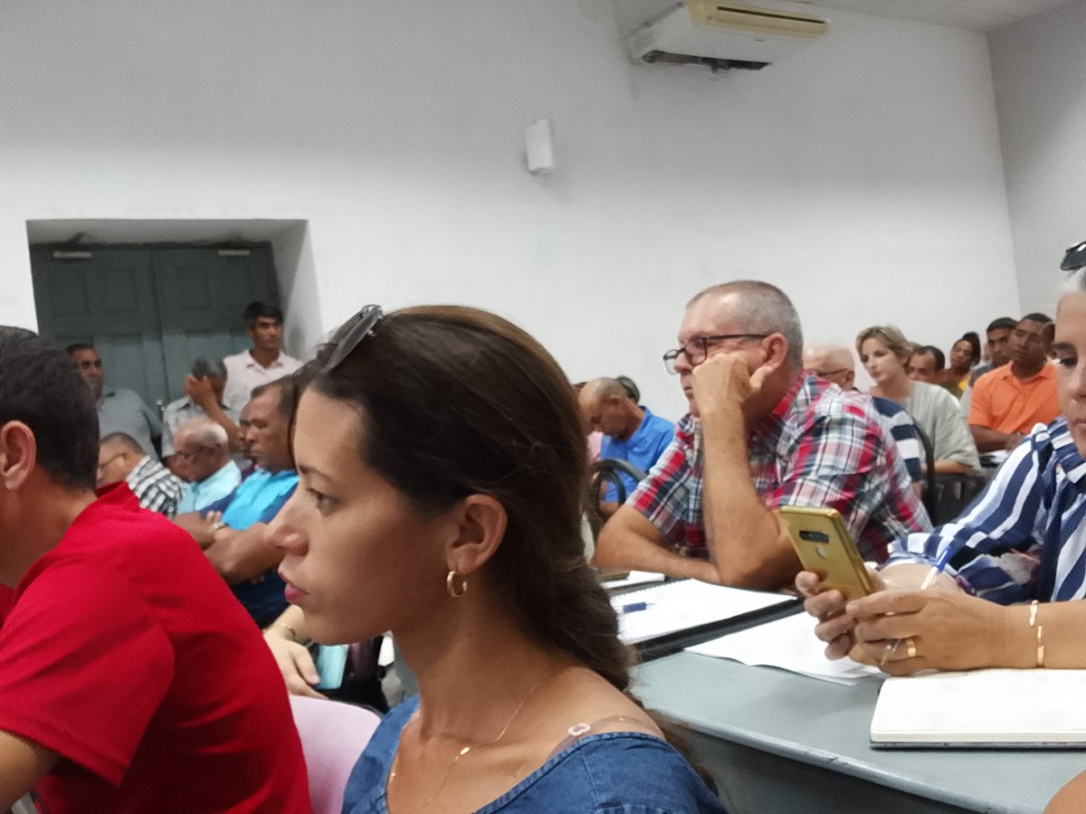 AleagaSamet's tweet photo. Participamos en la reunión de comunicadores presidida por el Primer Secretario del Partido en la Provincia.
@gpppmatanzas 
@mariofsabines 
@CaridadPoey 
@NormaLlerenaPr1 
@Dianelysbvjd1 
@OslaidysP 
#MatancerosEnVictoria https://t.co/91lWTi49yO