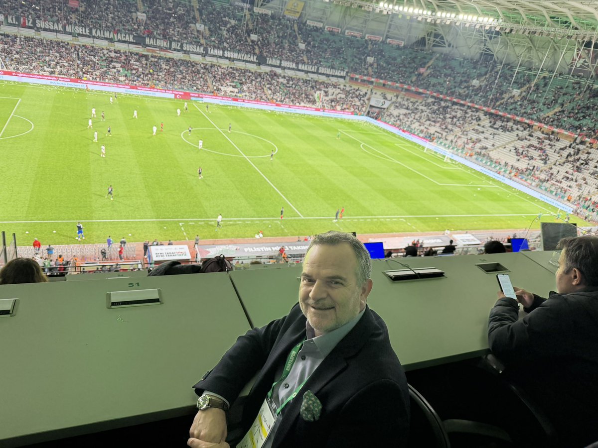 kemalozturk2020's tweet photo. Eşi görülmemiş maç

👉Seyirci Filistin Milli takımı da Konya spor da gol atsa aynı coşkuyla sevindi
👉Faul olunca sporcular hemen rakibini yerden kaldırdı
👉Çoluk çocuk stada gelen seyirci Filistin lehine İsrail aleyhine sürekli slogan attı
👉Koreografiler, pankartlar, müzikler, reklam panolarındaki İngilizce Filistini destekleyen yazılar özenle hazırlanmış
👉Maç 89.59 da bitirildi, Filistin özgür olunca süre tamamlanacak dendi
👉İzlediğim en güzel maçtı 
2-2

Tebrikler @Konyabuyuksehir
Tebrikler @ICYF_Official