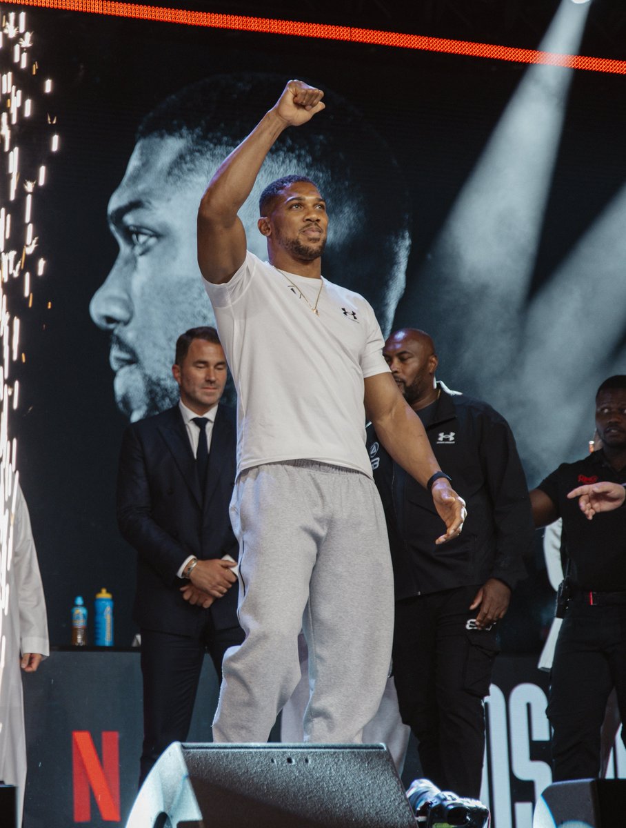 anthonyjoshua's tweet photo. LET’S LIGHT IT UP 🇬🇧🪖 https://t.co/DLLiIpX0XA