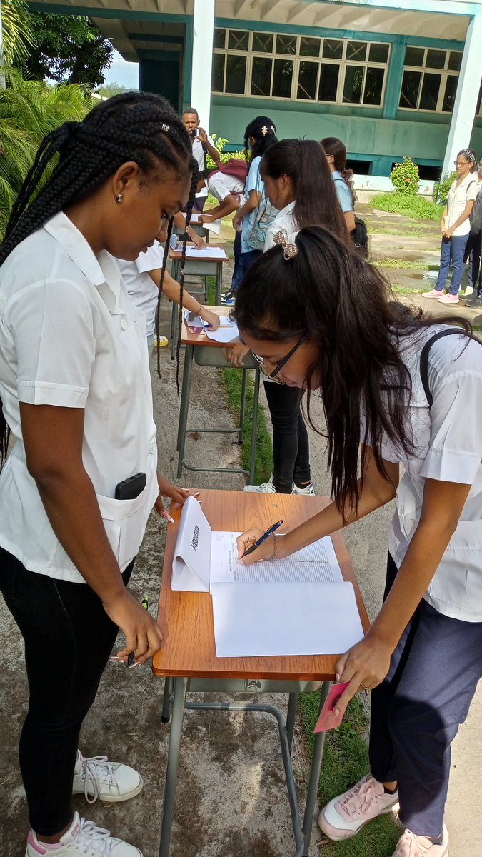 UcimeGuantanamo's tweet photo. Más de mil estudiantes de primer año del curso regular diurno ingresaron este miércoles a la Federación Estudiantil Universitaria (FEU) en ceremonia que tuvo lugar en la Plaza José Antonio Echeverría de la Universidad de Ciencias Médicas de #Guantánamo #SomosUcmgt https://t.co/UVxFKO1YBo