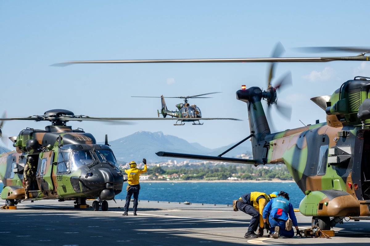 MarineNationale's tweet photo. #SIREN26 | Cap sur le golfe de Guinée pour 35 stagiaires : lutte contre la piraterie, police en mer, droit de la mer. Parti depuis une semaine, les stagiaires s’intègrent à l’équipage : quart en passerelle, exercices, rondes à bord ⚓
@Cecmed_Off
@premar_ceclant https://t.co/p8LLeIHjpB