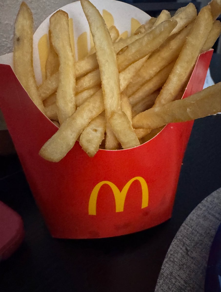 brootalized's tweet photo. bitch gimmie a fry https://t.co/us2VT2L8wc