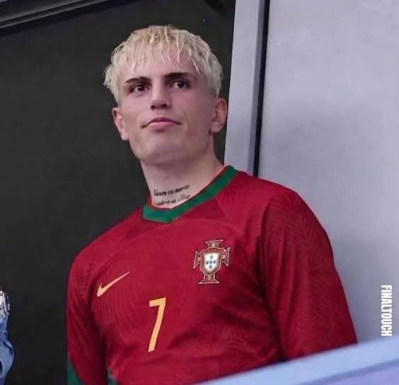 jmRMCF's tweet photo. 🚨￼💣 BREAKING: Alejandro Garnacho has offered to switch his nationality to Portuguese to Replace Ronaldo as their new no 7.

Jorge Jesus immediately alerted the police. https://t.co/dk3S7ac9xe