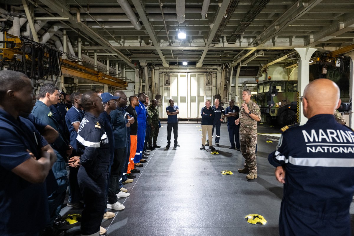 MarineNationale's tweet photo. #SIREN26 | Cap sur le golfe de Guinée pour 35 stagiaires : lutte contre la piraterie, police en mer, droit de la mer. Parti depuis une semaine, les stagiaires s’intègrent à l’équipage : quart en passerelle, exercices, rondes à bord ⚓
@Cecmed_Off
@premar_ceclant https://t.co/p8LLeIHjpB