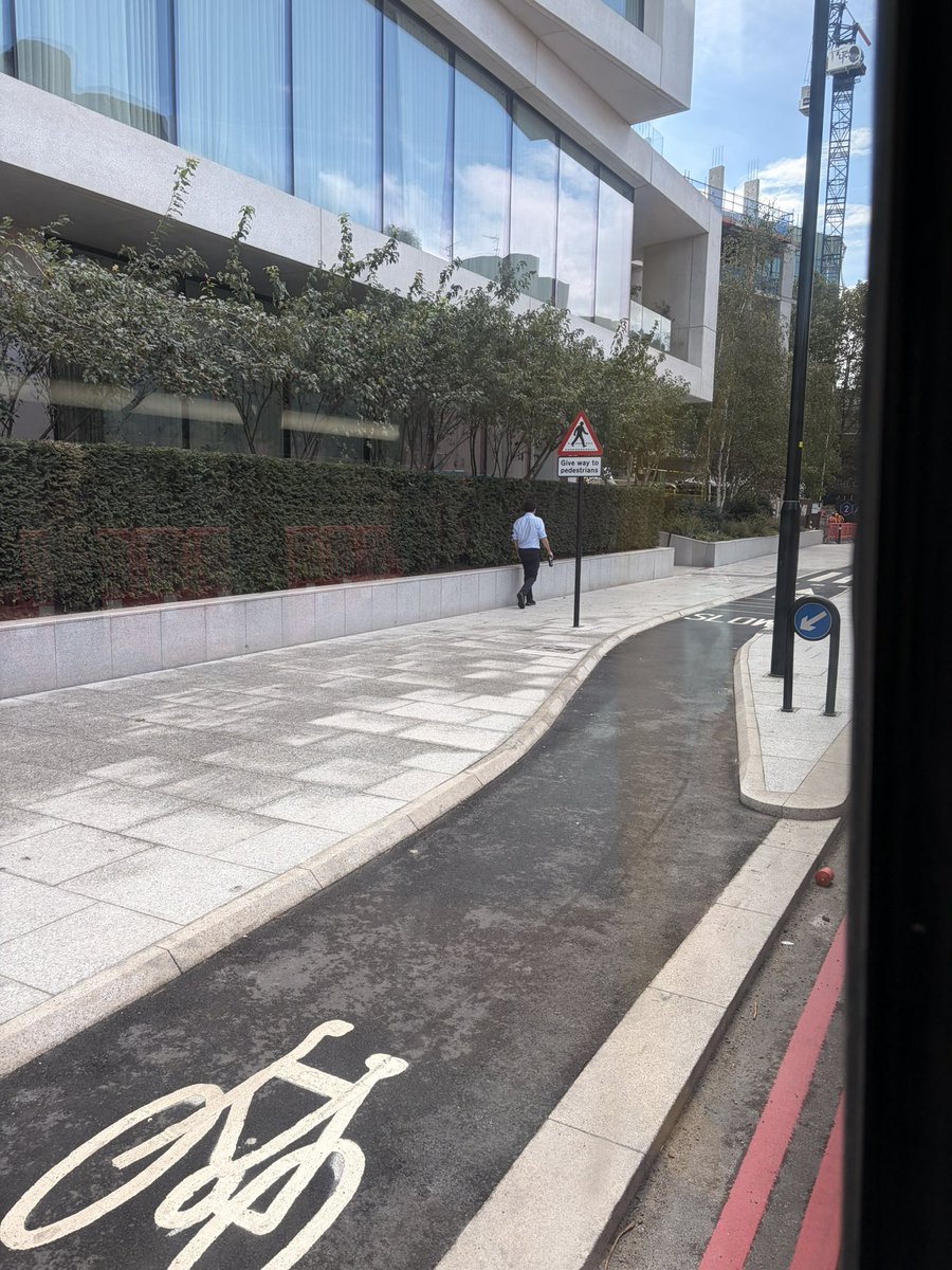 pet80344's tweet photo. @radrevolte … die Liebe zum Detail… in D wird der Radverkehr vorn an der Bushaltestelle geführt. Mit allen Konsequenzen für Fußgänger und Radfahrer. Deutschland kann es einfach nicht! https://t.co/vHJSFUmrRD