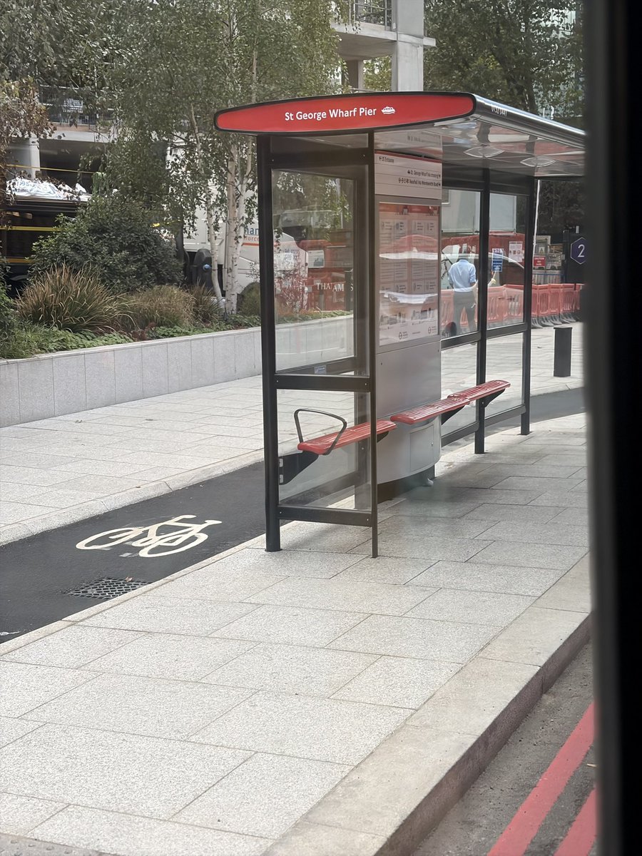 pet80344's tweet photo. @radrevolte … die Liebe zum Detail… in D wird der Radverkehr vorn an der Bushaltestelle geführt. Mit allen Konsequenzen für Fußgänger und Radfahrer. Deutschland kann es einfach nicht! https://t.co/vHJSFUmrRD