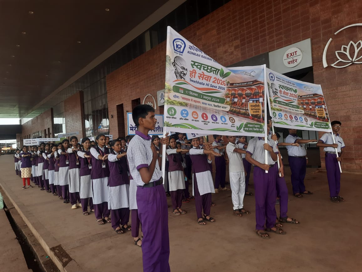 KonkanRailway's tweet photo. #SwachhataHiSeva2026 | A Prabhat Pheri was organised with local school students at the Railway Staff Colony and Ratnagiri Station to spread the message of cleanliness and promote the #SwachhBharat campaign.
#SwachhataHiSeva #SadarSeva https://t.co/OS1FcZszic