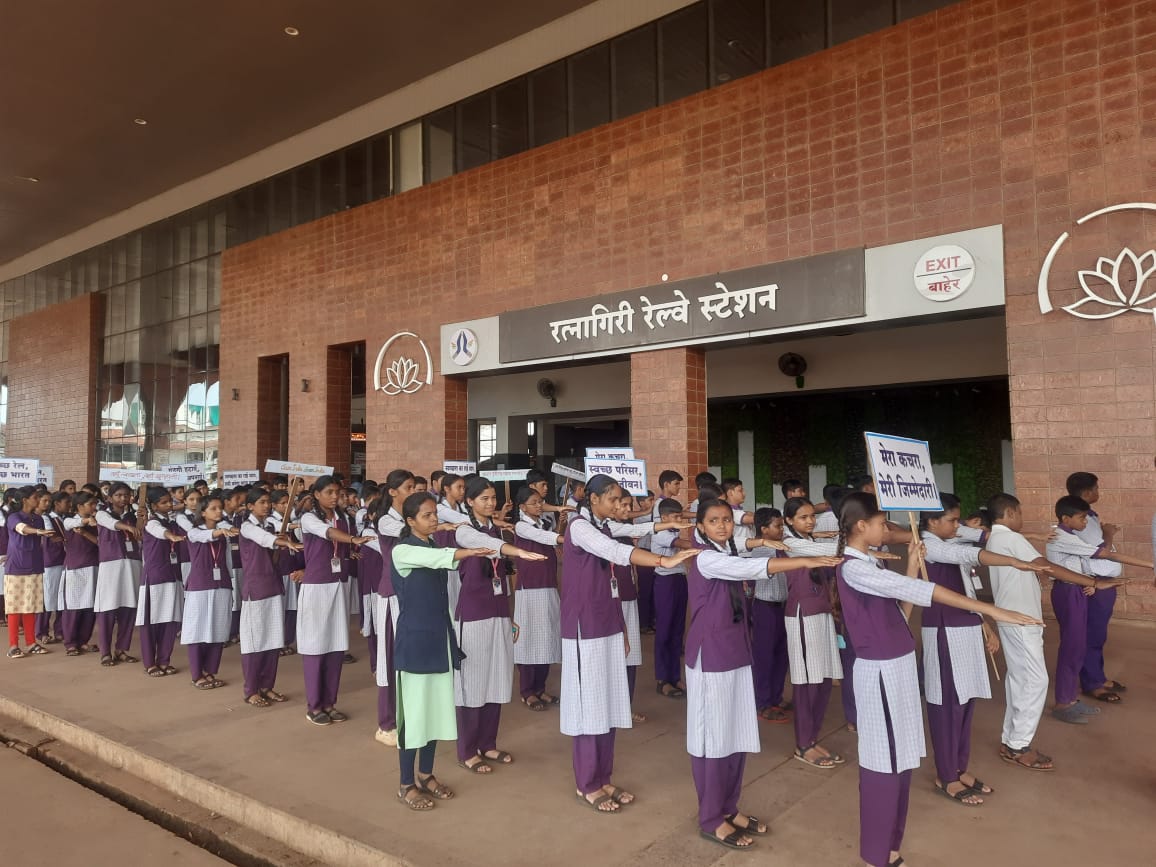 KonkanRailway's tweet photo. #SwachhataHiSeva2026 | A Prabhat Pheri was organised with local school students at the Railway Staff Colony and Ratnagiri Station to spread the message of cleanliness and promote the #SwachhBharat campaign.
#SwachhataHiSeva #SadarSeva https://t.co/OS1FcZszic