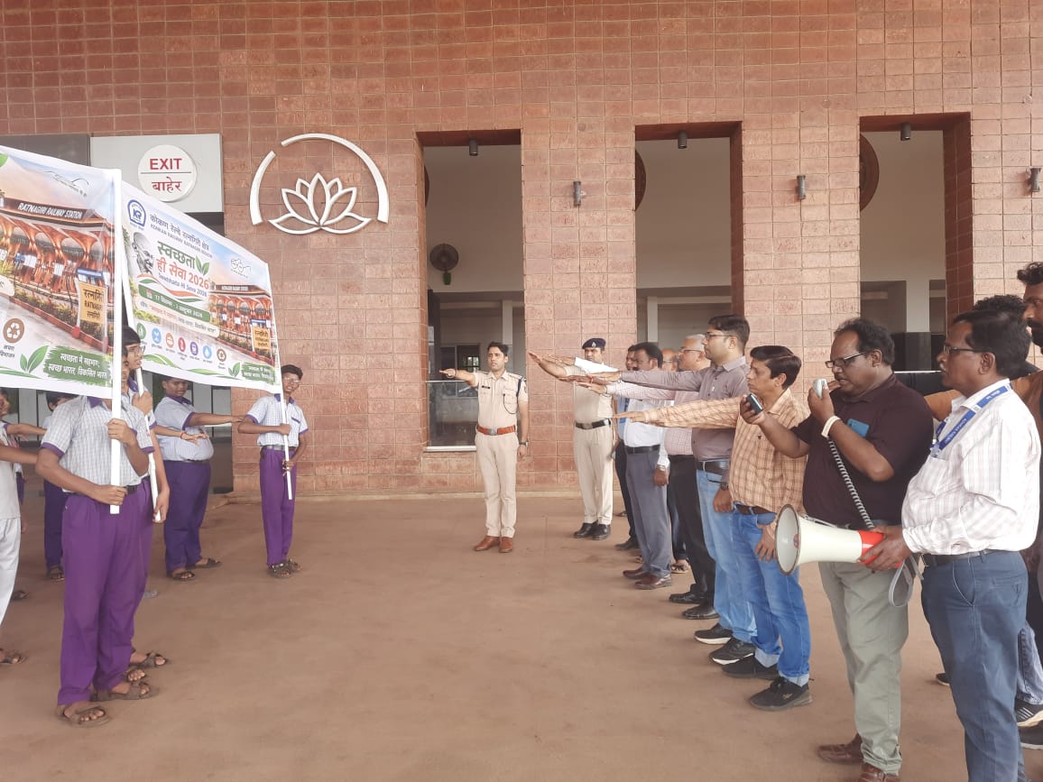 KonkanRailway's tweet photo. #SwachhataHiSeva2026 | A Prabhat Pheri was organised with local school students at the Railway Staff Colony and Ratnagiri Station to spread the message of cleanliness and promote the #SwachhBharat campaign.
#SwachhataHiSeva #SadarSeva https://t.co/OS1FcZszic