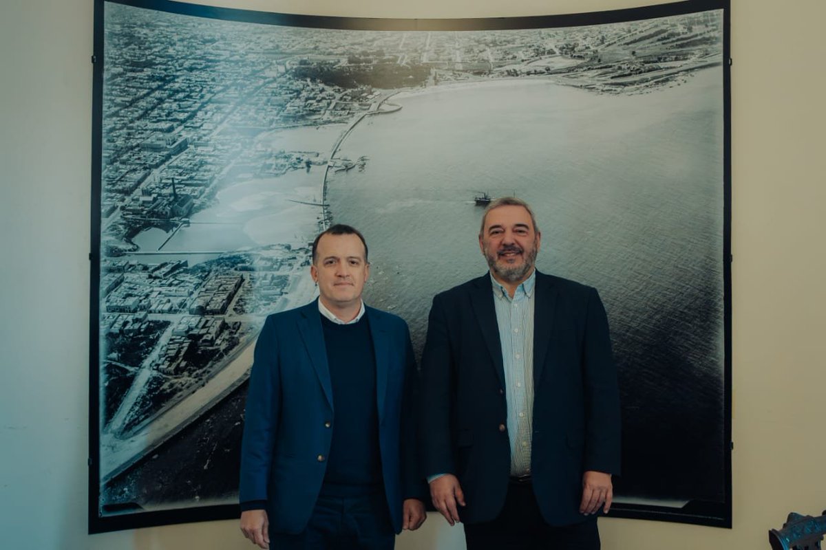 jqnblanco's tweet photo. En Montevideo, una gran reunión con el intendente Mario Bergara.

Rosario y Montevideo comparten una larga tradición progresista y la convicción que desde las ciudades se pueden construir comunidades más justas, modernas e integradas.
Intercambiamos experiencias, desafíos e ideas para gobernar con una agenda del siglo XXI.