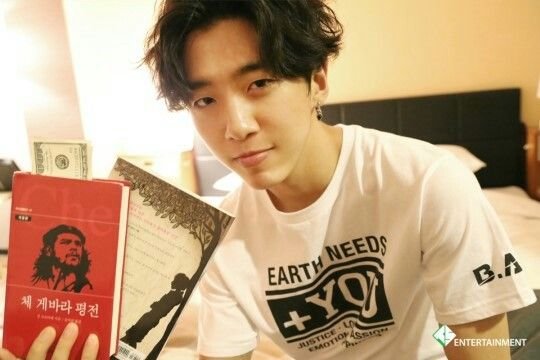 wildinsxnity's tweet photo. Bang Yongguk reizinho! Várias músicas do B.A.P compostas por ele faziam críticas diretas ao capitalismo https://t.co/JQ2t43s7SS