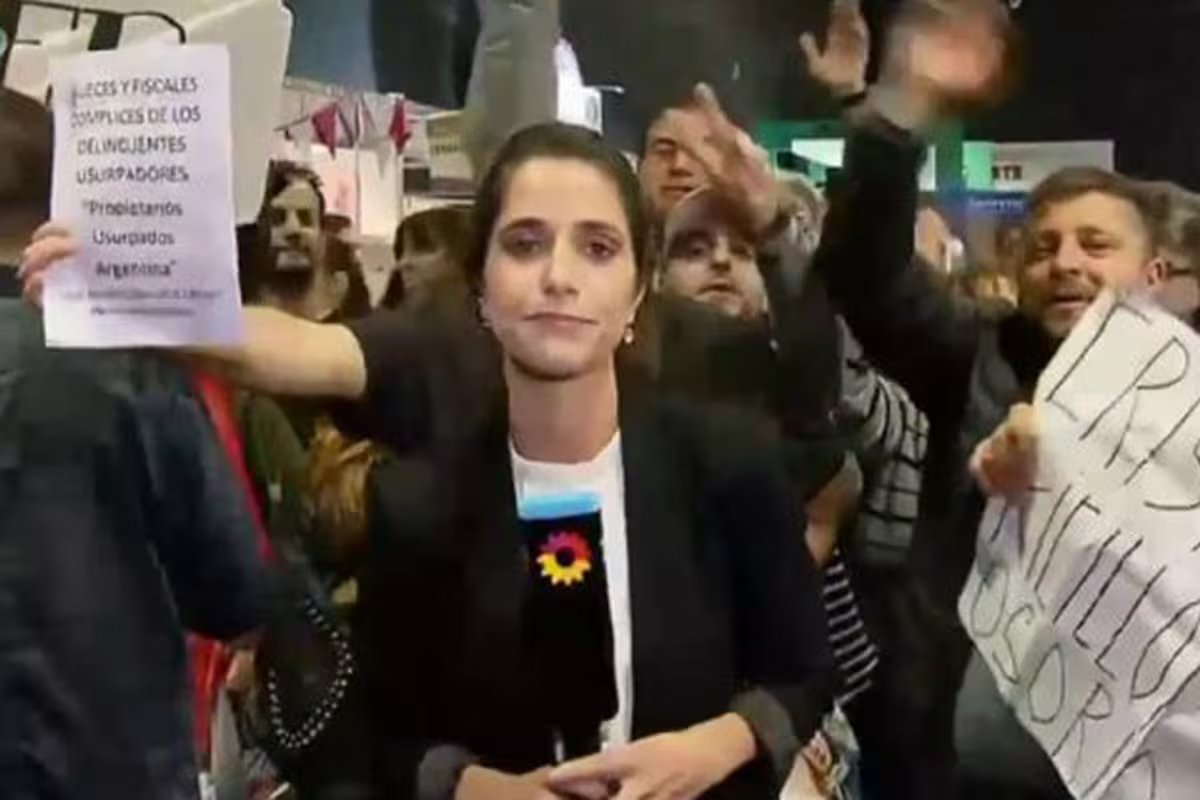 jlsantana's tweet photo. Esto de @maruduffard es inexplicable.

En 2019, en la presentación del libro de Cristina, los muchachos peronistas la insultaron, la escupieron, le tiraron de los pelos, la culparon por el hambre, y ella declaró que salió absolutamente angustiada y sintiendo que la odiaban.

Hoy, en lo que ella racionalizará como magnanimidad y en lo que desde afuera se percibe como un Síndrome de Estocolmo, ella sale a defender el derecho de esa muchachada que la insultó, la escupió y le tiró de los pelos, de votar a la delincuente que se los puso ahí, que nos robó miles de millones de dólares y que nos arruinó económica y moralmente.

No hay manera lógica de explicarlo.
Y -como cada vez que cualquier cosa que ronde la política no tiene sentido lógico aparente- yo he aprendido que la única cosa válida que pensar es: cherchez l'argent.