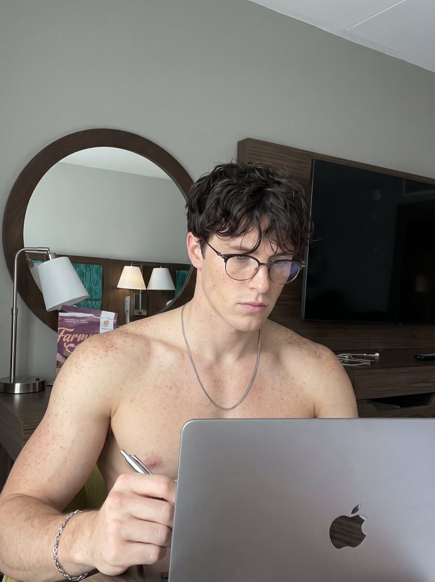 EthanCallo's tweet photo. Would I distract you? 😏 https://t.co/EXDaSqgDGJ