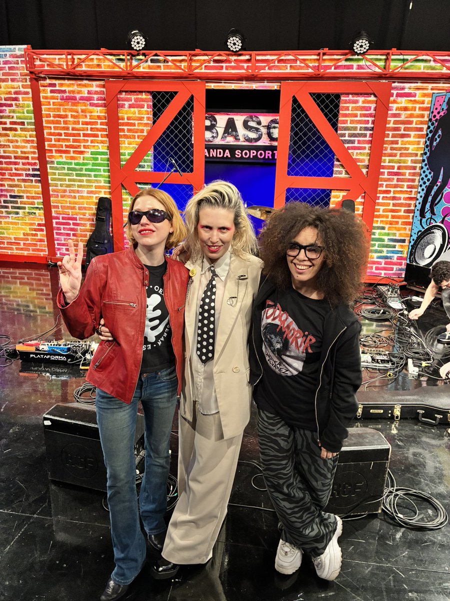 AndreaAlvarezAA's tweet photo. Hoy ya fui a @bandasoporte y de ahí a @aqvfmlatribu
El día sigue eh #todomorir a full
@paualbertipress https://t.co/H5lrghXKfT