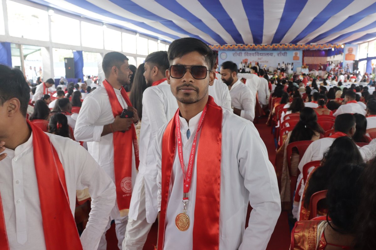 Sandeep2996sp's tweet photo. #2022 -------- good old days
डिग्री तो महज़ एक कागज़ का टुकड़ा होती, अगर इसमें हमारी मेहनत न सजती,
अब इल्म का वो नूर है पास हमारे, जिससे हर महफ़िल खुद-ब-खुद रोशन है होती।
#concocationdays #MSCMATHS https://t.co/dMyOStERIz