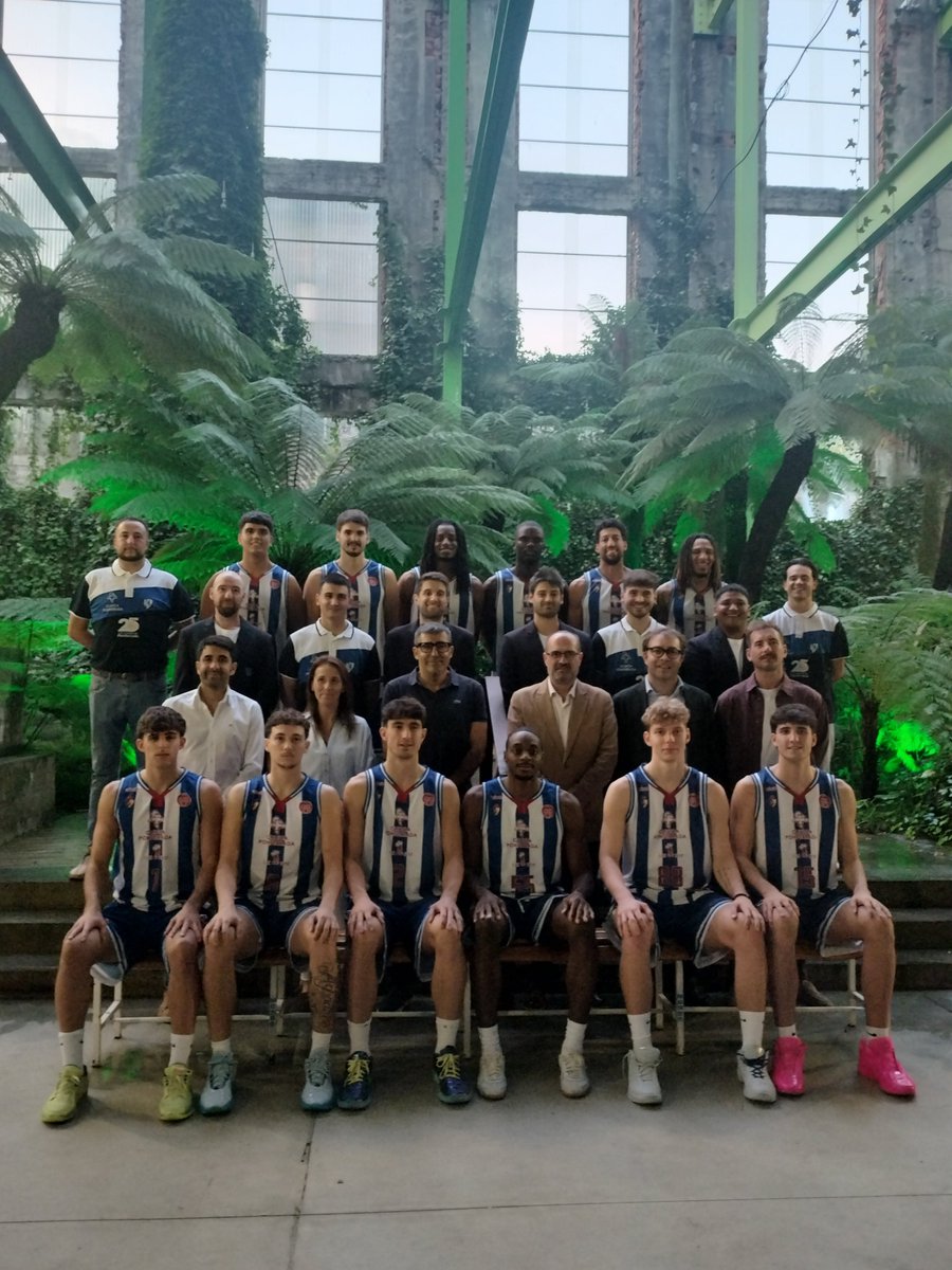 AytoPonferrada's tweet photo. 🏀Presentación del @baloncestoSDP para esta temporada.
El alcalde, @MoralaMarco, y la edil @evuchy30 han saludado a todo el equipo y dado la bienvenida a los 9 jugadores nuevos.
Un año especial, con motivo del 25 aniversario del club, para lograr permanecer en Segunda FEB💪🏽🍀 https://t.co/18i48jJHLA