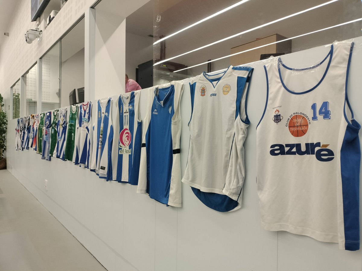 AytoPonferrada's tweet photo. 🏀Presentación del @baloncestoSDP para esta temporada.
El alcalde, @MoralaMarco, y la edil @evuchy30 han saludado a todo el equipo y dado la bienvenida a los 9 jugadores nuevos.
Un año especial, con motivo del 25 aniversario del club, para lograr permanecer en Segunda FEB💪🏽🍀 https://t.co/18i48jJHLA