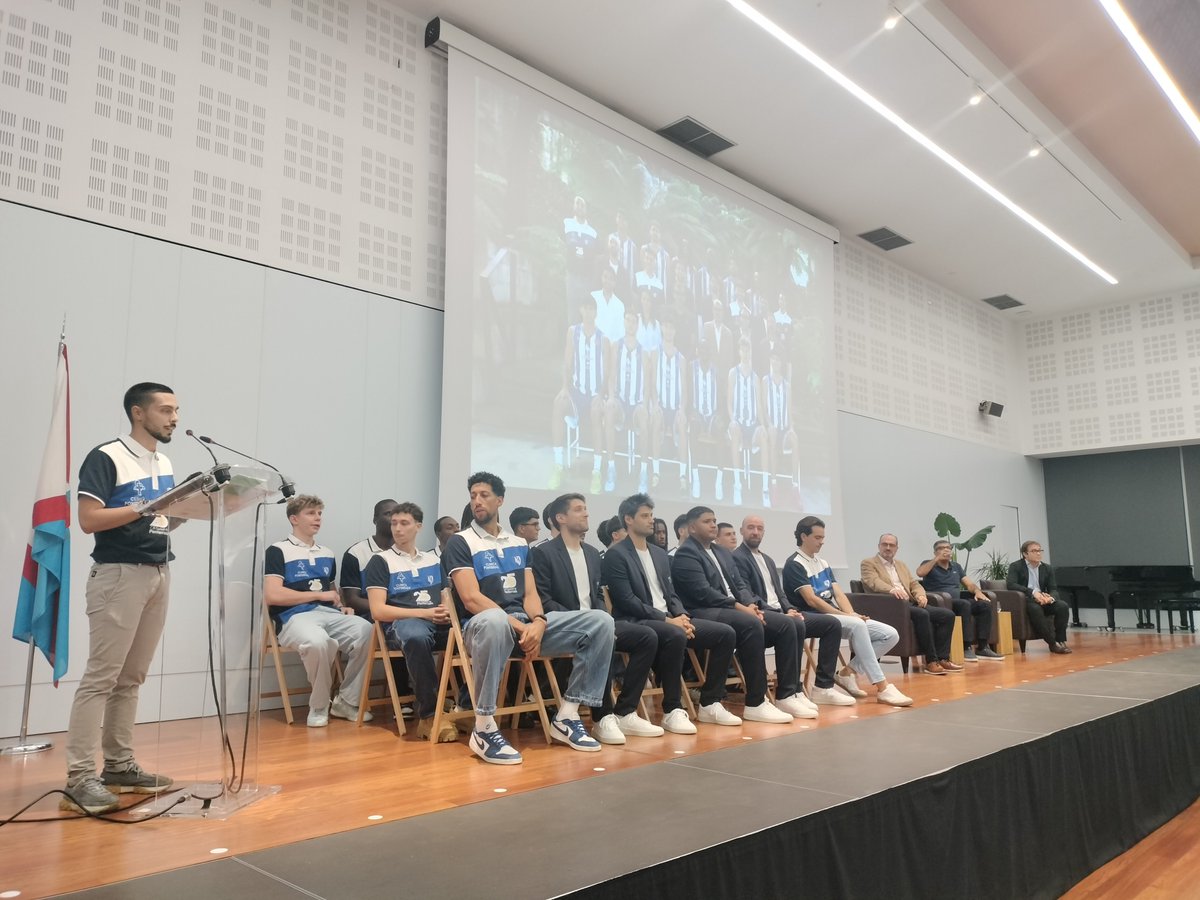 AytoPonferrada's tweet photo. 🏀Presentación del @baloncestoSDP para esta temporada.
El alcalde, @MoralaMarco, y la edil @evuchy30 han saludado a todo el equipo y dado la bienvenida a los 9 jugadores nuevos.
Un año especial, con motivo del 25 aniversario del club, para lograr permanecer en Segunda FEB💪🏽🍀 https://t.co/18i48jJHLA