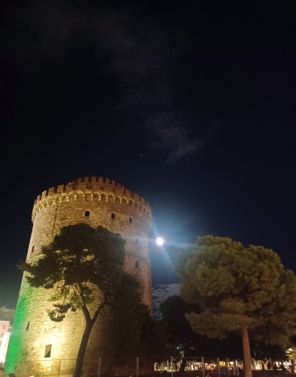 vasso_1o18's tweet photo. Ο δρόμος προς το φως είναι γεμάτος σκιές. 
Μα εκείνος που συνεχίζει να περπατά γίνεται ο ίδιος φως .
⭐️🌖 https://t.co/0GH6dPIvm6