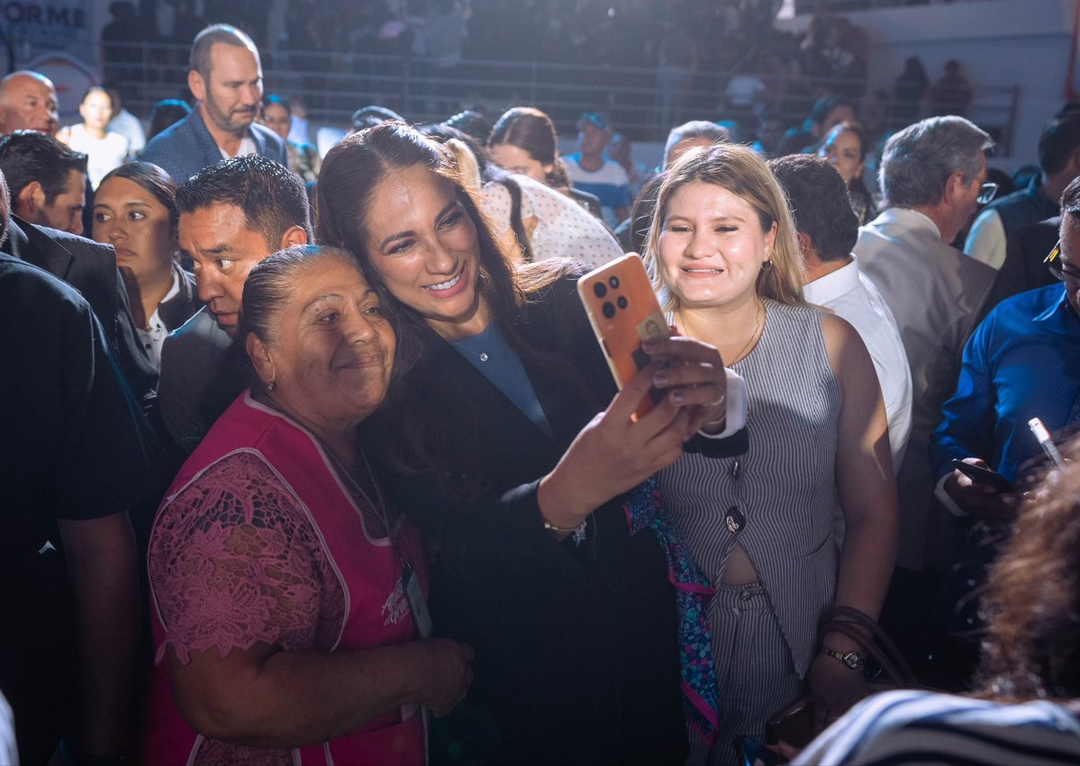 gobgente's tweet photo. 💙 Apaseo el Grande es tierra de gente que quiere a su municipio y todos los días da lo mejor para sacarlo adelante.

Nuestra Gobernadora @LibiaDennise acompañó a @ChelisOliveros en su Segundo Informe de Gobierno. Seguimos sumando con obras, espacios deportivos y en salud. https://t.co/bCyM3ptzSo
