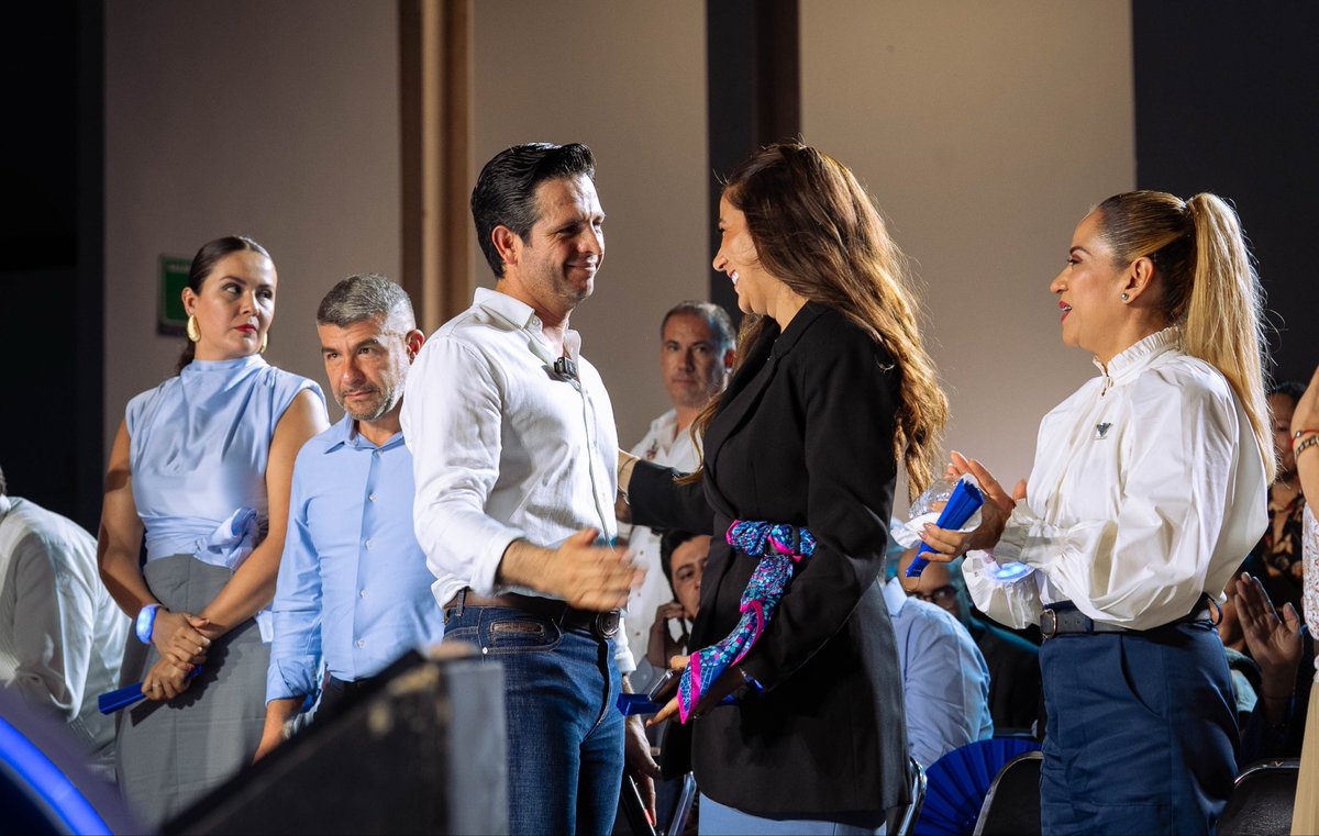 gobgente's tweet photo. 💙 Apaseo el Grande es tierra de gente que quiere a su municipio y todos los días da lo mejor para sacarlo adelante.

Nuestra Gobernadora @LibiaDennise acompañó a @ChelisOliveros en su Segundo Informe de Gobierno. Seguimos sumando con obras, espacios deportivos y en salud. https://t.co/bCyM3ptzSo