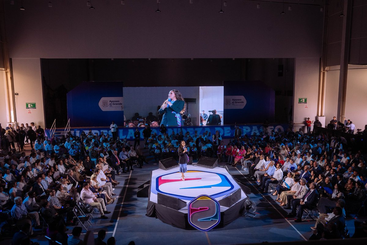 gobgente's tweet photo. 💙 Apaseo el Grande es tierra de gente que quiere a su municipio y todos los días da lo mejor para sacarlo adelante.

Nuestra Gobernadora @LibiaDennise acompañó a @ChelisOliveros en su Segundo Informe de Gobierno. Seguimos sumando con obras, espacios deportivos y en salud. https://t.co/bCyM3ptzSo