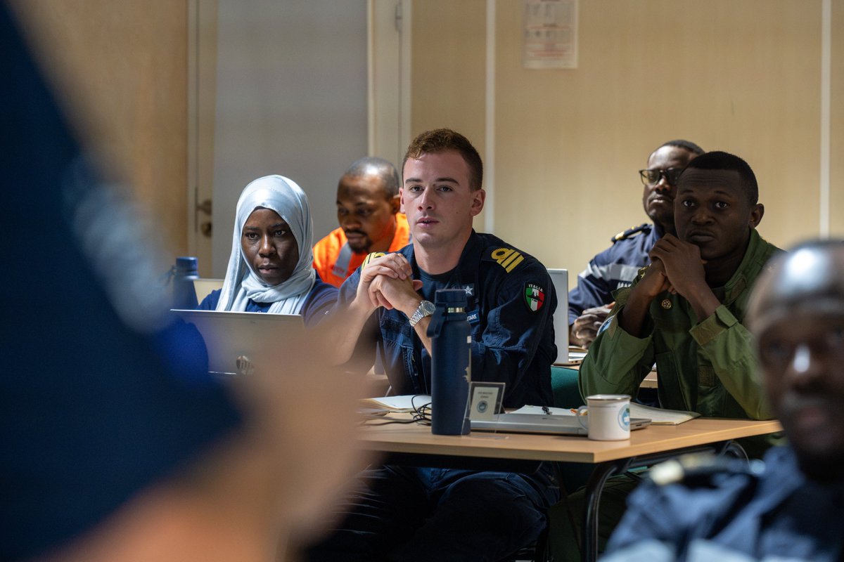 MarineNationale's tweet photo. #SIREN26 | Cap sur le golfe de Guinée pour 35 stagiaires : lutte contre la piraterie, police en mer, droit de la mer. Parti depuis une semaine, les stagiaires s’intègrent à l’équipage : quart en passerelle, exercices, rondes à bord ⚓
@Cecmed_Off
@premar_ceclant https://t.co/p8LLeIHjpB