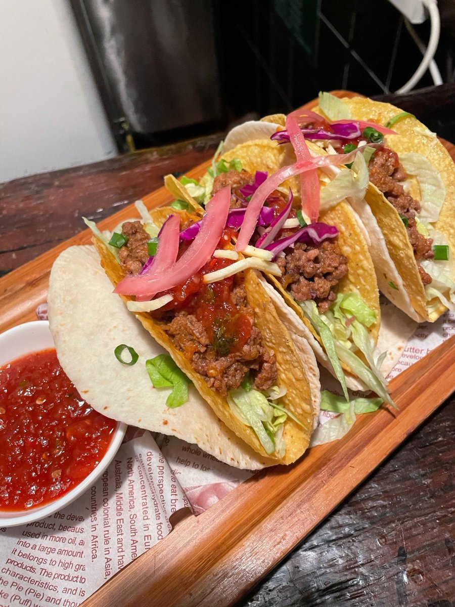 LibbieValeth6k's tweet photo. Descubrimos la mejor taquería de la ciudad! Tacos de carnita asada con salsa casera, crujientes y llenos de sabor. No te pierdas este tesoro gastronómico. ， https://t.co/OLAFnkZ4cy