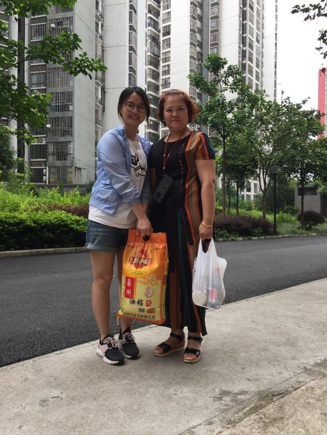 Needhamataei's tweet photo. Hoy ayudé a la abuela del 3er piso a llevar sus compras! Vecinos, pequeos gestos hacen un barrio cálido. https://t.co/LfGix8rWIv
