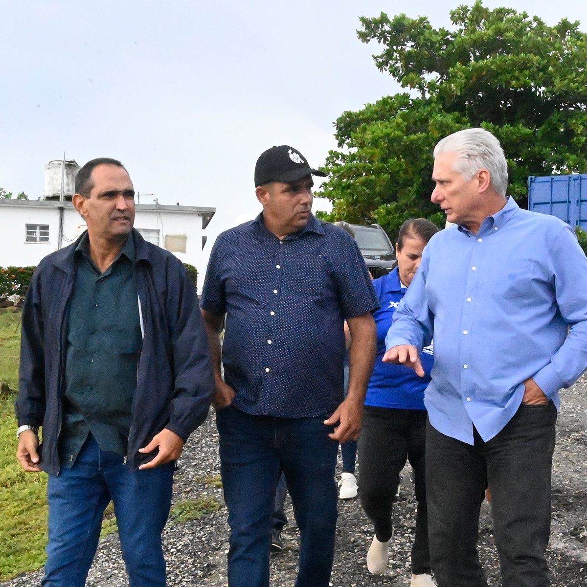 PresidenciaCuba's tweet photo. 🇨🇺| Dando seguimiento al Programa Integral de Aseguramiento del Abasto de Agua en La Habana, el Presidente @DiazCanel estuvo en la Planta Potabilizadora Norte-Habana. 

Además visitó al productor Alexander Alfonso en su finca "Las Piedras", en Guanabacoa.

https://t.co/keVV3w2T46 https://t.co/YSX1qr9eJD