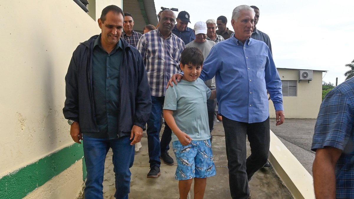 PresidenciaCuba's tweet photo. 🇨🇺| Dando seguimiento al Programa Integral de Aseguramiento del Abasto de Agua en La Habana, el Presidente @DiazCanel estuvo en la Planta Potabilizadora Norte-Habana. 

Además visitó al productor Alexander Alfonso en su finca "Las Piedras", en Guanabacoa.

https://t.co/keVV3w2T46 https://t.co/YSX1qr9eJD