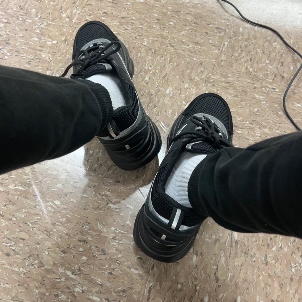 camofula's tweet photo. Designer shoes feel terrible! https://t.co/3MyOAAciNz