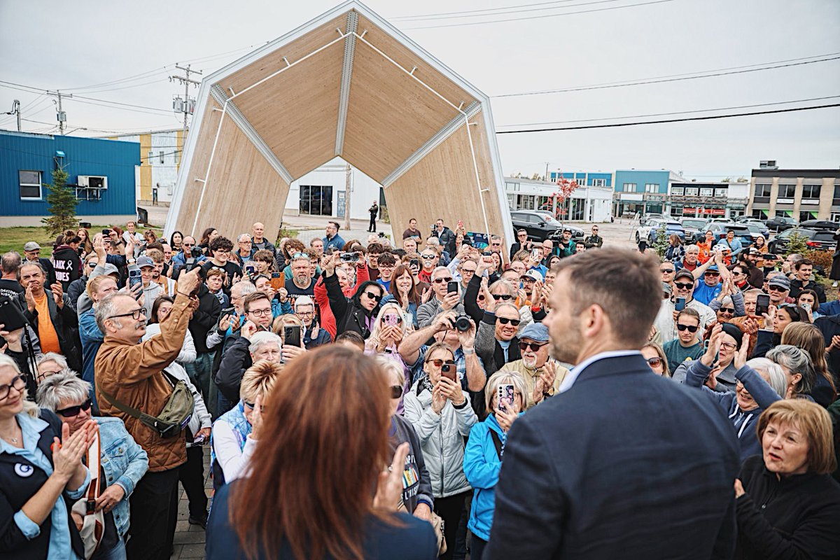 PaulPlamondon's tweet photo. Je suis heureux d’être en compagnie de Meggie et Odette aujourd’hui, nos candidates de la Côte-Nord, pour faire une annonce importante qui est très attendue par les gens de la région.

Nous en avions déjà pris l’engagement, mais je suis heureux d’annoncer officiellement qu’un gouvernement du @partiquebecois s’engage à une première pelletée de terre d’ici 2030 pour la construction d’un pont sur le Saguenay. 

La Côte-Nord sera enfin reliée par un lien routier au reste du Québec! C’est un engagement ferme.

Notre ambition est de faire du pont sur le Saguenay un projet-modèle en réalisant une infrastructure de qualité, sécuritaire et durable, et ce, au meilleur coût possible pour les Québécois. Ce projet sera l’exemple de comment nous arriverons à réduire le coût des ouvrages publics au Québec. Le Parti Québécois s'engage donc à faire un appel d'intérêt pour des projets. Les futurs promoteurs seront invités à proposer des projets qui sont assortis de propositions de réduction du fardeau administratif et réglementaire.

Il n'y a aucune raison que les Québécois paient de cinq à dix fois le prix pour des ouvrages semblables à ceux qu'on voit en Europe, en Norvège notamment. Nous aurons ainsi le meilleur projet au meilleur prix.

Les solutions mur à mur décidées à Québec, on le sait, ça ne fonctionne pas pour la Côte-Nord et ses plus de 1000 km de côte. Le Parti Québécois gouvernera pour nos régions. J’invite la Côte-Nord à faire le choix de la confiance le 5 octobre et de voter pour le Parti Québécois.