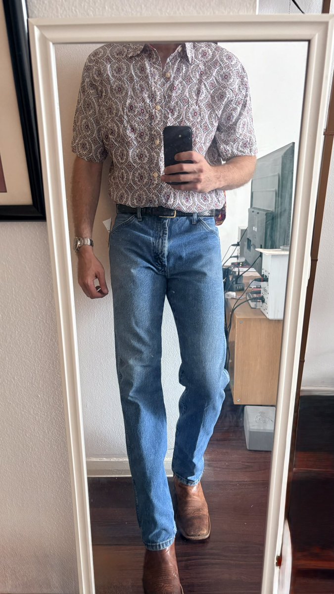 CodytheHo's tweet photo. Thrifted the jeans and shirt https://t.co/swnp0lGVjZ