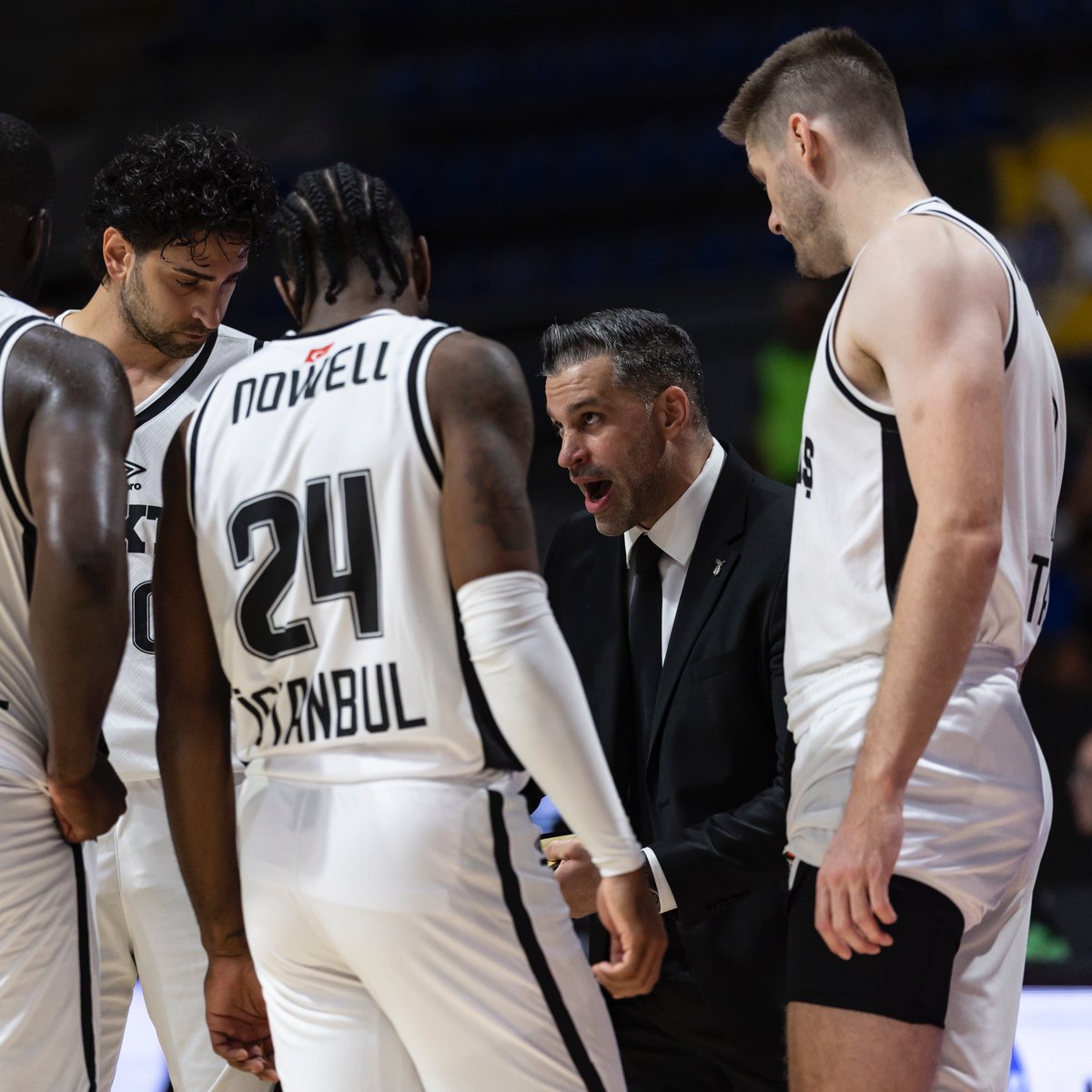 EurohoopsTR's tweet photo. SHOWTIME BEŞİKTAŞ 🦅 https://t.co/LWBdWIzmqv