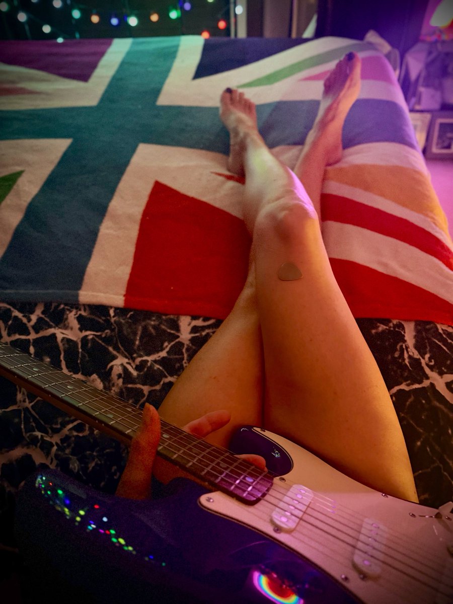 MistyBluViolet3's tweet photo. Finally….
Time to play 🎸 
What a long day! https://t.co/iaGmGiWpVR