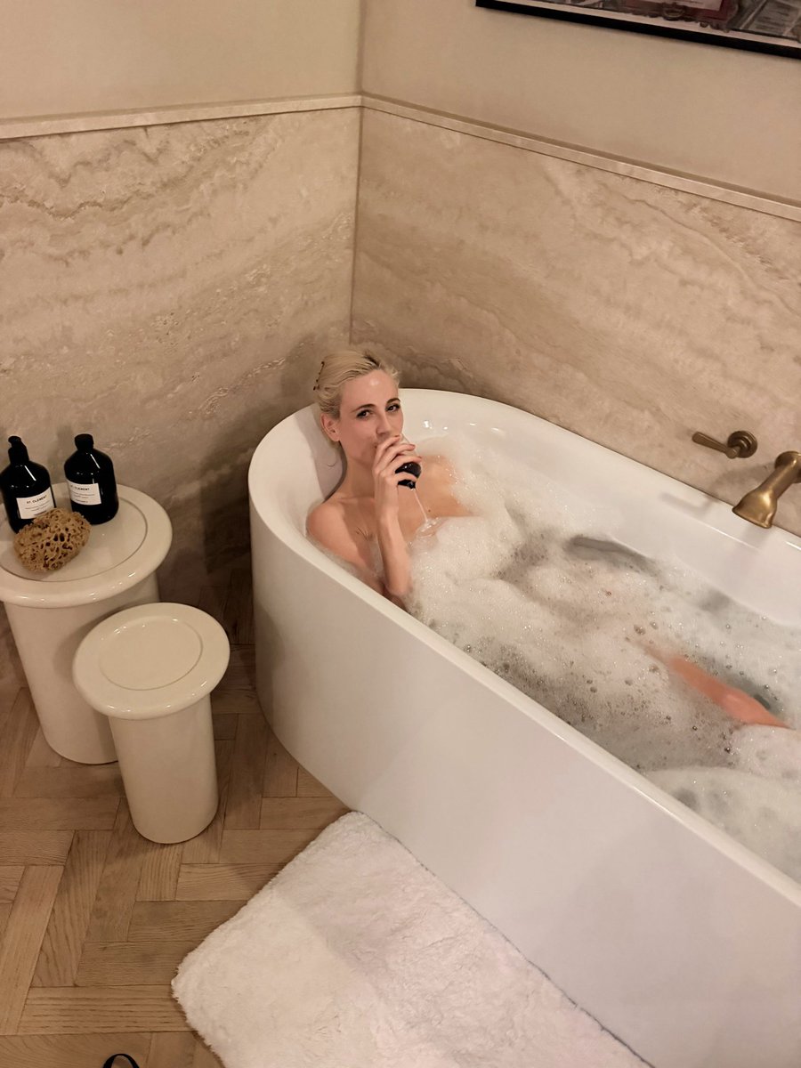 PixieLott's tweet photo. wine coloured lips 💋 https://t.co/3qiTow7hRI