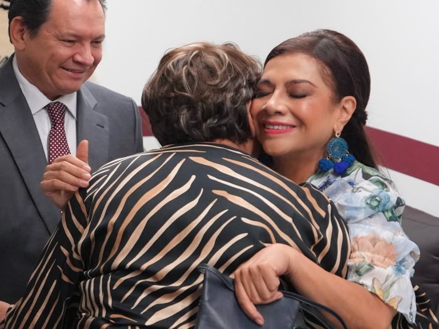 ClaraBrugadaM's tweet photo. Asistí como invitada de la Gobernadora del @Edomex, @delfinagomeza, en su 3er. Informe de Gobierno y me es muy grato poder ser testigo de los avances y de la transformación que se está construyendo para las y los mexiquenses, esto nos repercute a los gobiernos de toda la república.

 ¡Gracias por ser parte esencial de la transformación del país!