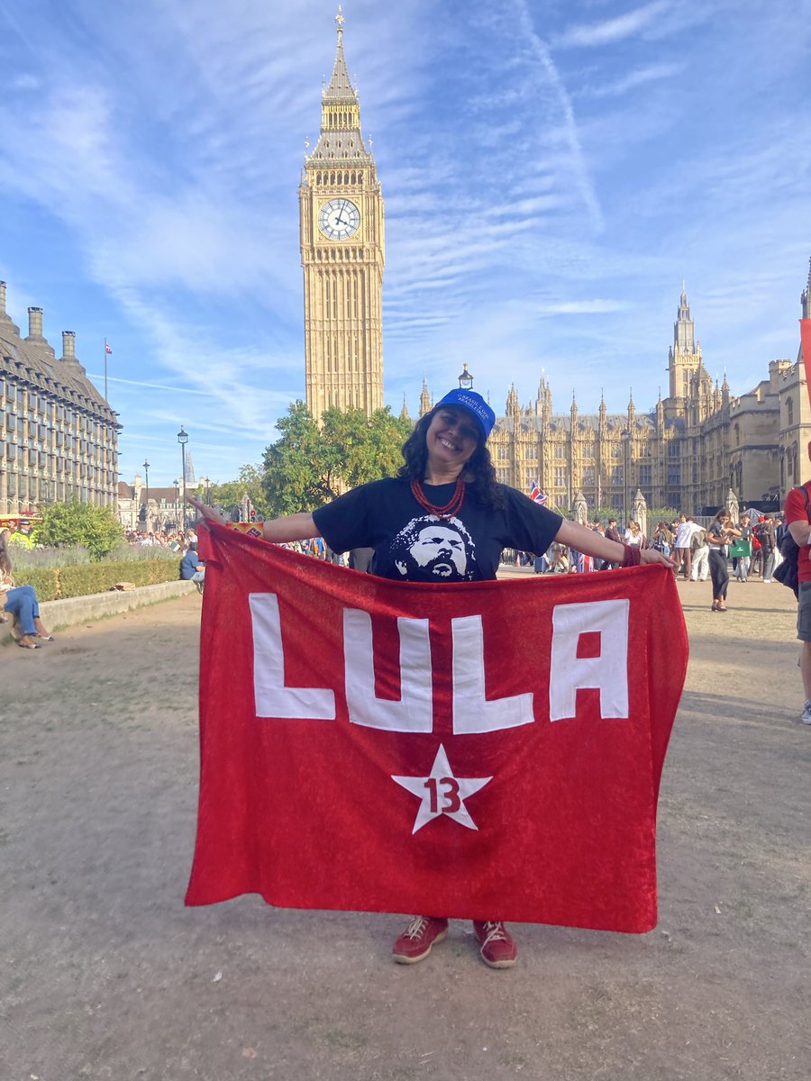 Tinhanha's tweet photo. @Rogeriononatosa Vou apertar o 13 forte em Londres! 
Aqui ganhamos a eleição passada!
Lula presidente! https://t.co/hVerQk3ilR