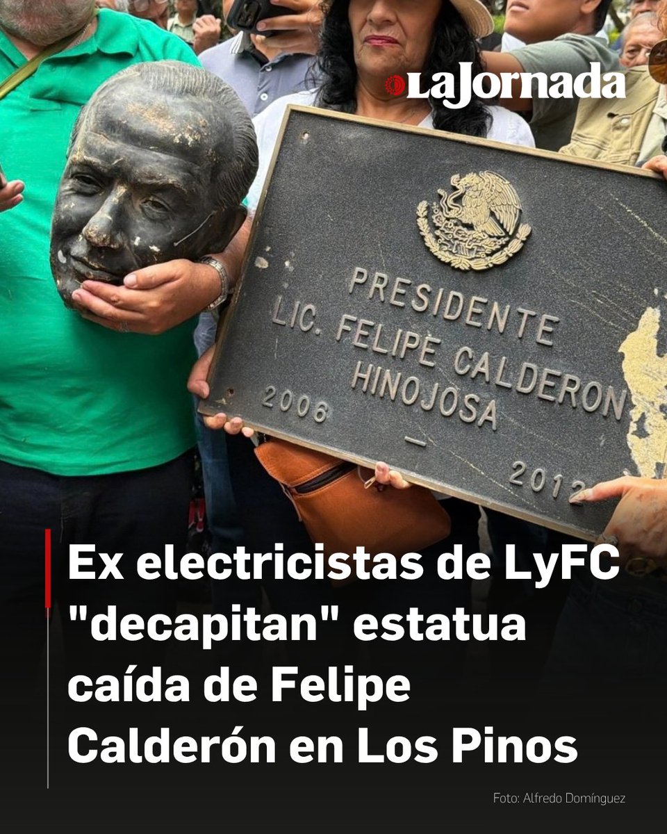 lajornadaonline's tweet photo. Un grupo de ex trabajadores de Luz y Fuerza del Centro (LyFC), integrantes del Frente Amplio de Unidad, causó daños a la estatua de bronce del ex presidente Felipe Calderón ubicada en el Centro Cultural Los Pinos.

Los manifestantes marcharon desde un hotel en Paseo de la Reforma —donde protestaron contra el ex mandatario mientras participaba en un foro de partidos de derecha— hasta la antigua residencia oficial, donde ingresaron para intervenir la efigie que permanecía en el suelo de un jardín tras haber sido derribada por un árbol en julio de 2025.

Más información en: https://t.co/L2c3LLvjj0