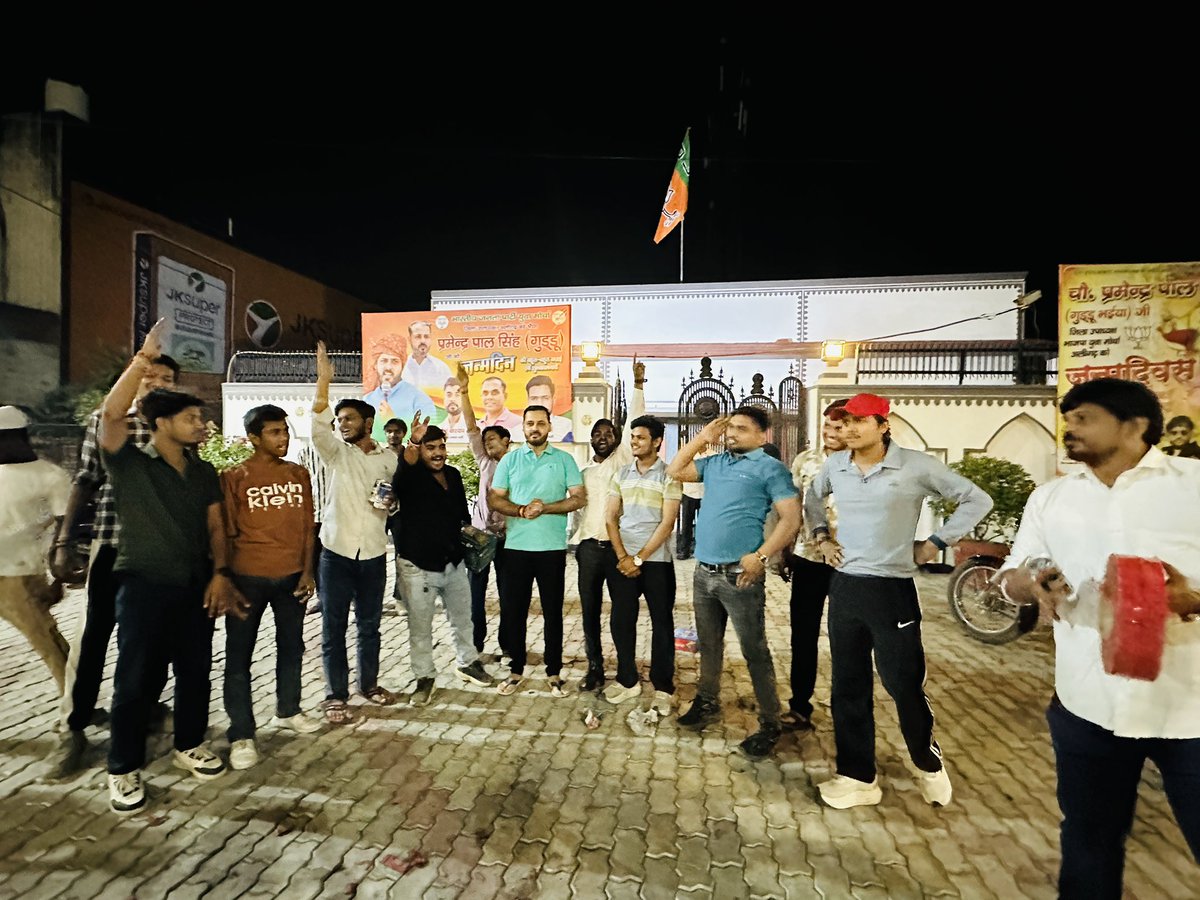premendraguddu's tweet photo. आज जन्मदिवस के अवसर पर रात 12 बजे आवास पर आकर शुभकामनाएं देने वाले मेरे सभी छोटे भाइयों का हार्दिक आभार एवं धन्यवाद। https://t.co/qxOIBZYy3i