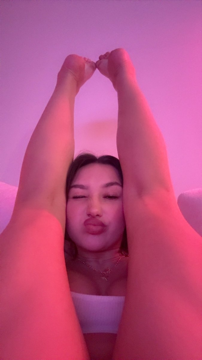 BrynnWilderrrrr's tweet photo. hate doing these stretches alone 😔 https://t.co/AkomvfaVoA
