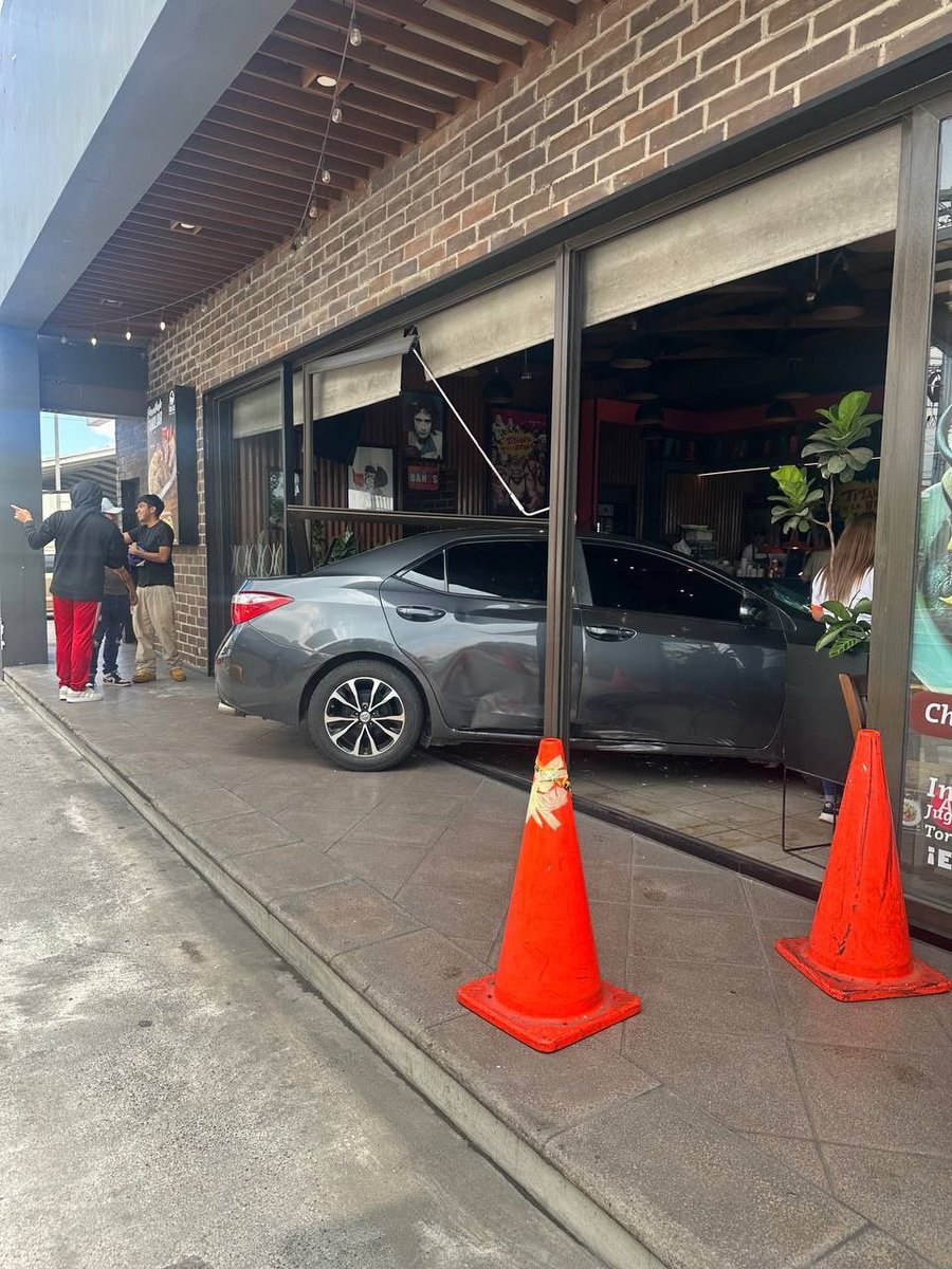 viniciogutierr3's tweet photo. Vehículo empotrado en local comercial de una Plaza en Calzada Atanasio Tzul, zona 12. https://t.co/H7ZrGklXIb