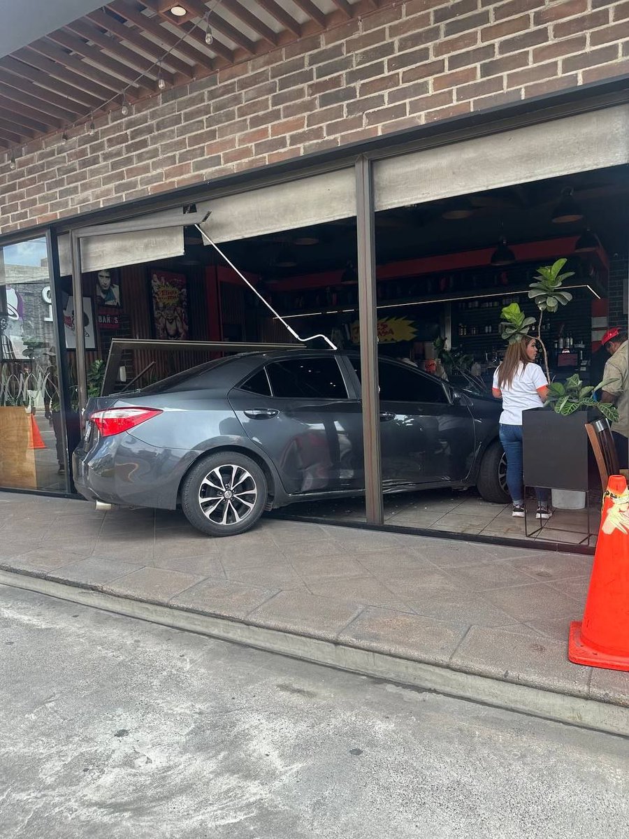 viniciogutierr3's tweet photo. Vehículo empotrado en local comercial de una Plaza en Calzada Atanasio Tzul, zona 12. https://t.co/H7ZrGklXIb