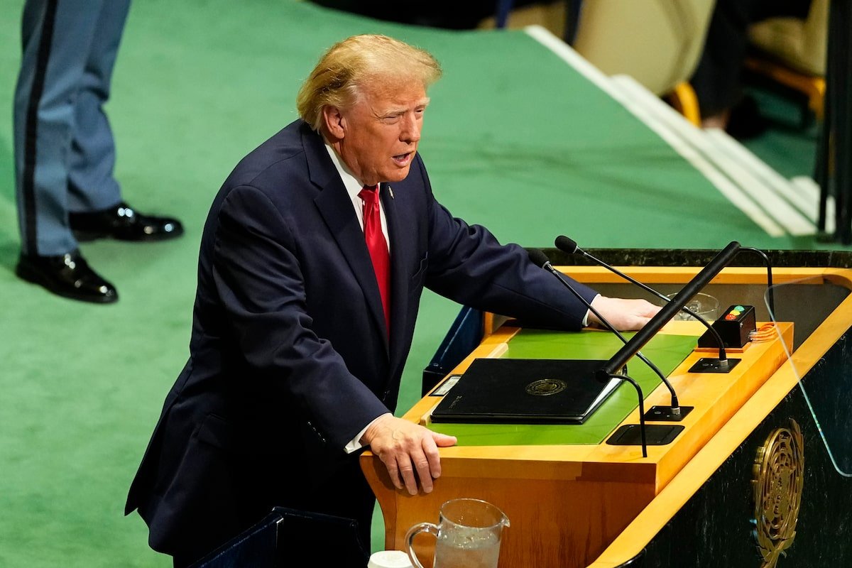 BruceHsuccft's tweet photo. Trumps stance on the United Nations podium resembled that of a piece in a historical chess game that refuses to remain passive. https://t.co/0RHkNgiOM2