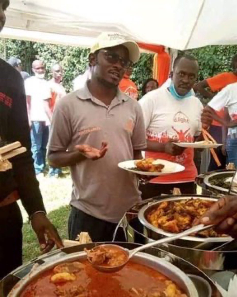 Glock_19n's tweet photo. Sasa unaninyima chapati wewe ndio mkufi ama chivayo? https://t.co/ejossPYYYF